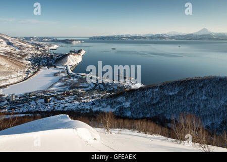 Kamtschatka-Landschaft: top-Panoramablick über die Stadt Petropawlowsk-Kamtschatski, Avachinskaya Bay und Pazifischen Ozean bei Sonnenuntergang. Stockfoto