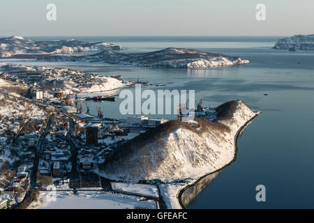 Kamtschatka-Landschaft: Winter Draufsicht der Stadt Petropawlowsk-Kamtschatski, Avachinskaya Bay und Pazifischen Ozean bei Sonnenuntergang. Russland. Stockfoto