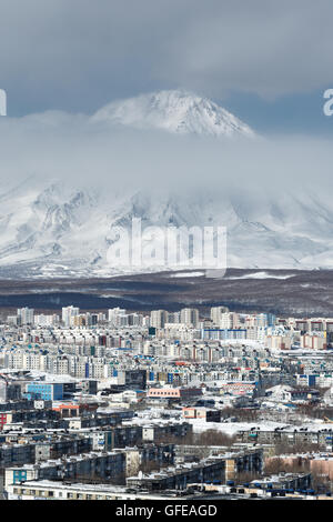 Draufsicht der Stadt Petropawlowsk-Kamtschatski und Korjaken Vulkan an einem bewölkten Tag. Russischen Fernen Osten, Kamtschatka. Stockfoto