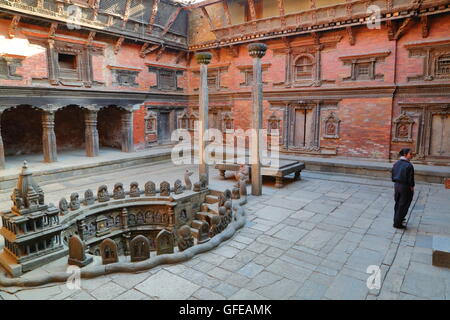 Ein Hof der Mul Chowk Königspalast und eine königliche Stufenbrunnen, Durbar Square, Patan, Nepal Stockfoto