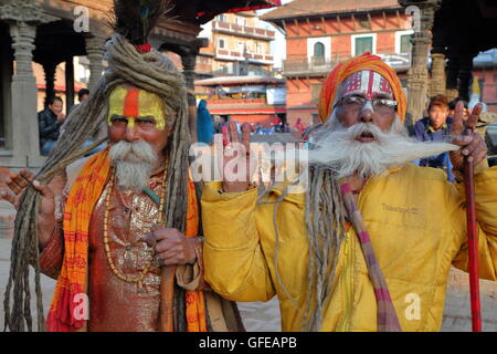 Porträt von zwei Sadhus oder heilige Männer am Durbar Square in Patan, Nepal Stockfoto
