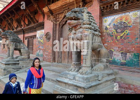 Nepalesische Frau und ihr Sohn zu Fuß entlang Mul Chowk Königspalast, Durbar Square, Patan, Nepal Stockfoto