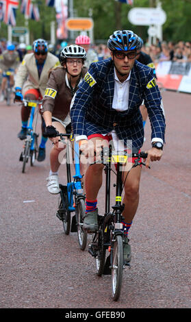 Konkurrenten, die Teilnahme an der jährlichen Brompton World Championship Finale, statt als Bestandteil der aufsichtsrechtlichen RideLondon Festspiele des Radsports auf The Mall, London. Stockfoto