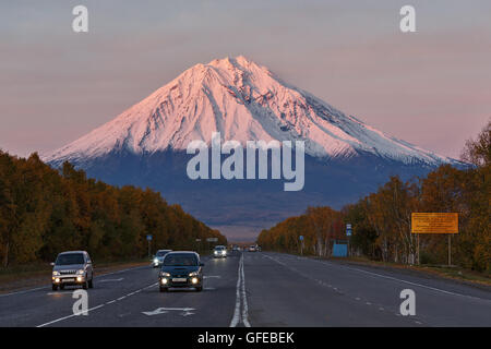 Ansicht des Vulkans Koryaksky bei Sonnenuntergang, Straße Stadt Petropawlowsk-Kamtschatski - Elizovo Stadt. Russischen Fernen Osten, Kamtschatka. Stockfoto