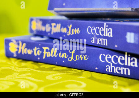 Belfast, Nordirland, Vereinigtes Königreich. 16. November 2013 - Zeichen irischen Autorin Cecelia Ahern Exemplare ihres neuen Buches "Wie To Fall In Love" Stockfoto