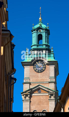 Der Glockenturm der Kirche St. Nikolaus in der Altstadt von Stockholm auf einem Hintergrund des blauen Himmels Stockfoto