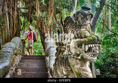 Drachenbrücke in die Heiligen Monkey Sanctuary, Bali, Indonesien Stockfoto