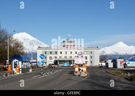 Verkehrsflughafen Petropawlowsk-Kamtschatski auf Hintergrund Koryaksky Vulkan und Awatscha-Vulkans. Russland, Fernost, Kamtschatka. Stockfoto