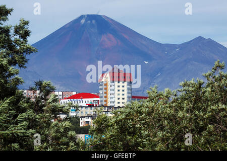 Stadtlandschaft von Petropawlowsk-Kamtschatskij und schöne Awatscha-Vulkan an einem sonnigen Tag. Fernost, Russland. Stockfoto