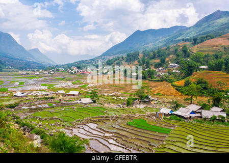 Traditionelle vietnamesische Kulturlandschaft mit kleinen Dörfern und Reisfeldern in Sapa, Nord-Vietnam. Stockfoto