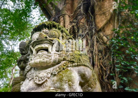 Steinstatue in Sacred Monkey Sanctuary, Bali, Indonesien Stockfoto