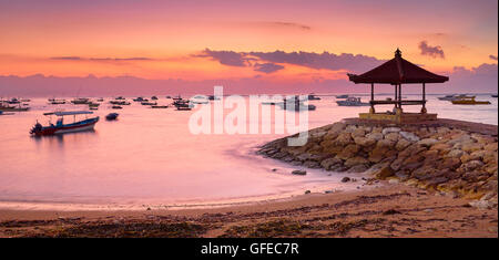 Sanur Beach bei Sonnenaufgang, Bali, Indonesien Stockfoto