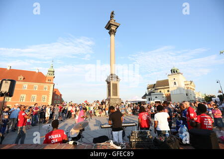 Warschau, Polen. 30. Juli 2016. Tausende von Touristen besuchten Altstadt von Warschau. Musik von der 22. internationalen Jazz-Festival und eine afrikanische christliche Band lockte Besucher in warmen Sommermonaten Samstag Abend. © Madeleine Lenz/Pacific Press/Alamy Live-Nachrichten Stockfoto