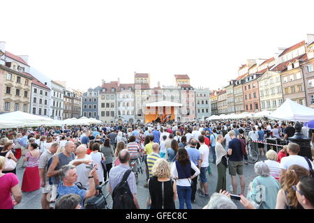 Warschau, Polen. 30. Juli 2016. Tausende von Touristen besuchten Altstadt von Warschau. Musik von der 22. internationalen Jazz-Festival und eine afrikanische christliche Band lockte Besucher in warmen Sommermonaten Samstag Abend. © Madeleine Lenz/Pacific Press/Alamy Live-Nachrichten Stockfoto