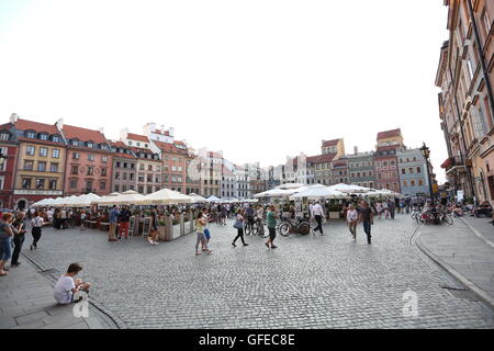 Warschau, Polen. 30. Juli 2016. Tausende von Touristen besuchten Altstadt von Warschau. Musik von der 22. internationalen Jazz-Festival und eine afrikanische christliche Band lockte Besucher in warmen Sommermonaten Samstag Abend. © Madeleine Lenz/Pacific Press/Alamy Live-Nachrichten Stockfoto