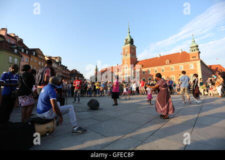 Warschau, Polen. 30. Juli 2016. Tausende von Touristen besuchten Altstadt von Warschau. Musik von der 22. internationalen Jazz-Festival und eine afrikanische christliche Band lockte Besucher in warmen Sommermonaten Samstag Abend. © Madeleine Lenz/Pacific Press/Alamy Live-Nachrichten Stockfoto