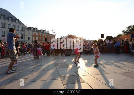 Warschau, Polen. 30. Juli 2016. Tausende von Touristen besuchten Altstadt von Warschau. Musik von der 22. internationalen Jazz-Festival und eine afrikanische christliche Band lockte Besucher in warmen Sommermonaten Samstag Abend. © Madeleine Lenz/Pacific Press/Alamy Live-Nachrichten Stockfoto