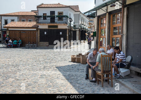 Spielen Sie Backgammon in das Basarviertel. Korca, süd-östlichen Albanien. Stockfoto