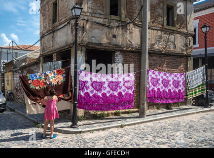 Trocknung auf der Straße in den Basar Bezirk von Korca, süd-östlichen Albanien decken. Stockfoto