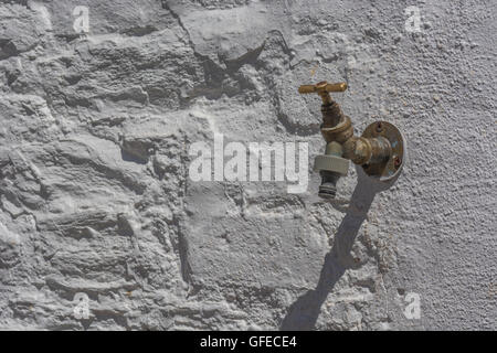 Messing Garten tap/außerhalb von äußeren Gebäudewand tippen - zum Konzept der Dürre, Wassermangel, Wassermessung und Wasser Stromrechnungen. Stockfoto