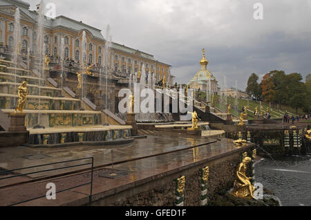 Skulpturen und Brunnen, Peterhof Grand Palace, St. Petersburg, Russland. Stockfoto