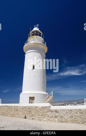 Alten weißen Leuchtturm in der Nähe der Stadt neue Paphos, Zypern, Mittelmeer-Küste, Europa Stockfoto