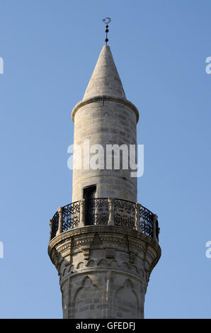 Minarett der großen Moschee Larnaca mit Halbmond auf seiner Spitze, Zypern-Insel, Europa Stockfoto