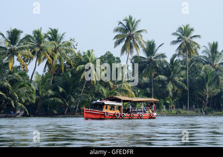 Touristenboot in Kerala Backwaters, Alleppey, Telugu ist eine Kette von Lagunen und Seen in der Nähe von Arabisches Meer (Malabar-Küste) Stockfoto