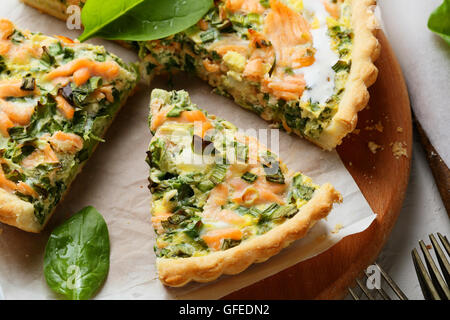 rustikale Lachs Quiche mit Spinat, Essen Stockfoto