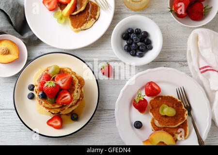 Frühstückstisch set mit Pfannkuchen, Lebensmittel-Draufsicht Stockfoto