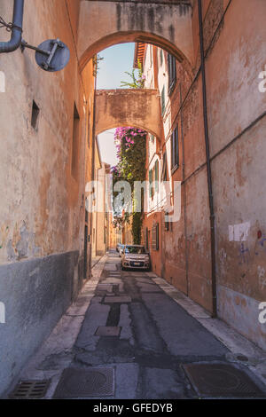 Eine kleine Straße in Pisa, Italien. Stockfoto