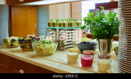 Auswahl an Salaten an einem Buffet bar Stockfoto