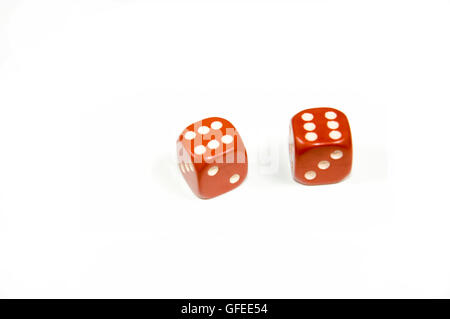 Zwei rote Würfel doppelte sechs auf weißem Hintergrund die Wahrscheinlichkeit dieses Ergebnisses ist 1 in 36 Stockfoto