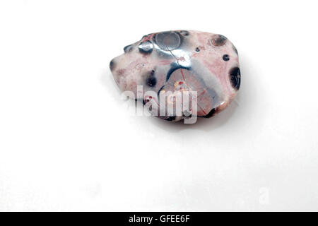 Ausschnitt aus einem Leopardenfell Edelstein auf weißem Hintergrund Stockfoto