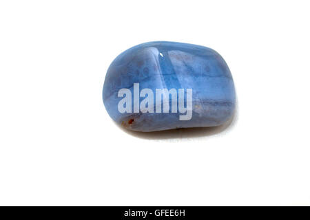 Ausschnitt aus einem Blue Lace Achat Edelstein auf weißem Hintergrund Stockfoto
