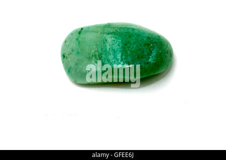 Ausschnitt aus einem Aventurin Edelstein auf weißem Hintergrund Stockfoto