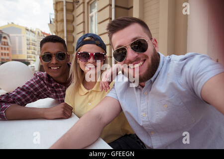 Glückliche Freunde machen Selfies im freien Stockfoto