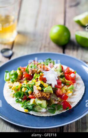 Chicken Tortilla mit Avocado, Tomaten, Mais und salsa Stockfoto