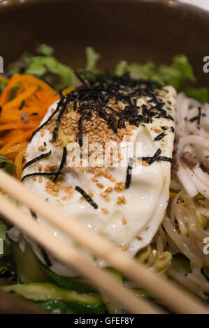 Authentische koreanische Küche kalte Rindfleisch Bibimbap Schüssel Stockfoto