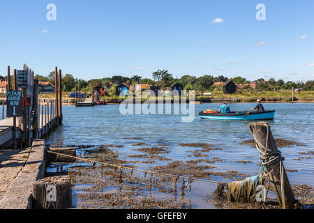 Kleine Personenfähre, die die Besucher im Sommer über den Fluß Blyth von Southwold zu Walberswick Stockfoto