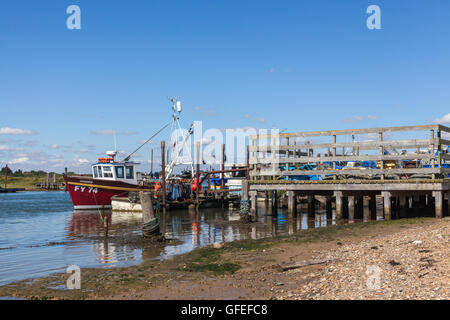 Angelboot/Fischerboot am Steg am Fluss im Hafen von southwolk Stockfoto