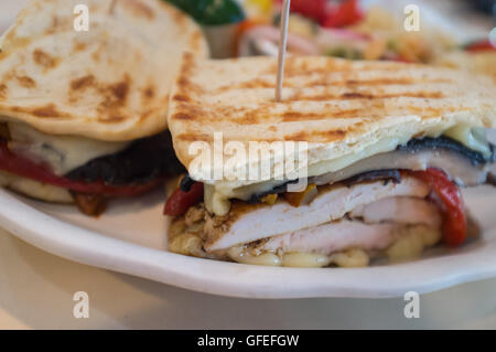 Gegrillte Champignons chicken Panini mit Krautsalat Nudeln Salat und Gurke Stockfoto