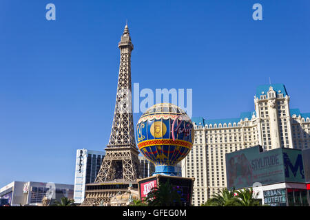 Las Vegas - ca. Juli 2016: Äußere des Paris Las Vegas. Mit einer Half-Size-Eiffel-Turm II Stockfoto