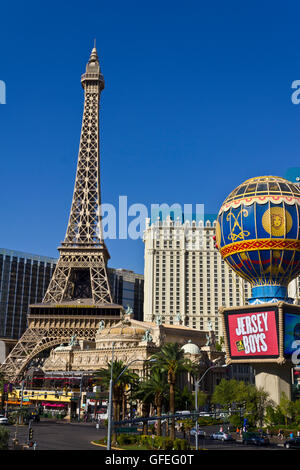 Las Vegas - ca. Juli 2016: Äußere des Paris Las Vegas. Mit einer Half-Size Eiffelturm III Stockfoto