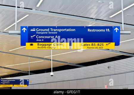 Indianapolis - ca. Juli 2016: Generische Wegweiser helfen Reisenden am Flughafen ich Stockfoto