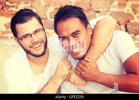 Zwei junge Freunde, Lächeln Stockfoto