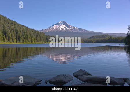 Trillium lake and Mt. Hood in morning light Oregon state. Stockfoto