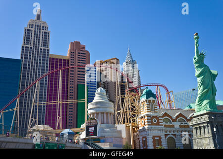 Las Vegas - ca. Juli 2016: Achterbahn und Fassade des New York-New York Hotel and Casino ich Stockfoto