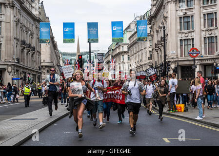 Eine Lösung: Revolution, nein mehr Sparmaßnahmen - Nein zu Rassismus - Tories müssen gehen, Demonstration von Völkern Montage, Saturd organisiert Stockfoto