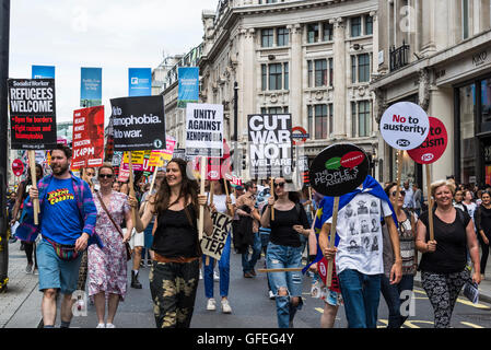 Eine Lösung: Revolution, nein mehr Sparmaßnahmen - Nein zu Rassismus - Tories müssen gehen, Demonstration von Völkern Montage, Saturd organisiert Stockfoto